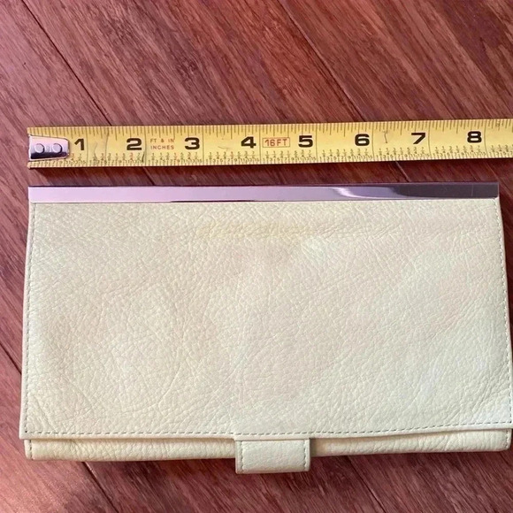 Leather clutch - yellow - magnetic closure - lots of storage - great condition - Picture 9 of 10